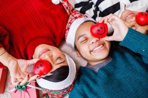 família afro-americana no tema de natal. feliz família afro-americana de quatro colagem deitado no chão juntos. foto