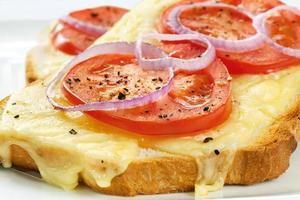 close-up de queijo e tomate grelhado foto