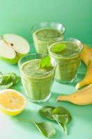 smoothie verde saudável com espinafre folhas maçã limão banana foto