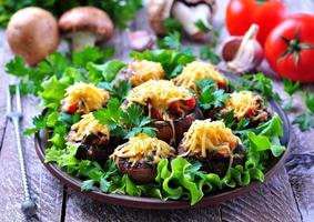 cogumelos recheados com legumes e bacon, assados com queijo foto