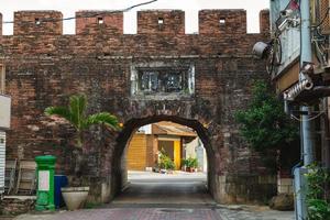 portão oeste da cidade velha de hengchun na cidade de pingtung em taiwan. foto