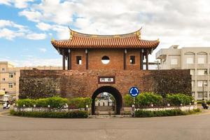 portão sul da cidade velha de hengchun na cidade de pingtung em taiwan. foto