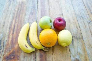 os frutos da fruta saudável amante da saúde e cuidados de saúde para comer alimentos saudáveis. à pele. a fruta é colocada em uma bela mesa, damasco de maçã, banana, laranja, dragão, colocada foto