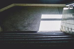 a imagem das escadas nas sombras e a terceira luz brilha no conceito de silhueta. foto