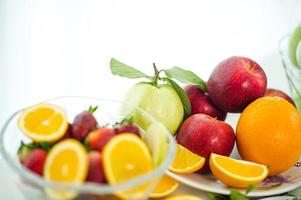 os frutos da fruta saudável amante da saúde e cuidados de saúde para comer alimentos saudáveis. à pele. a fruta é colocada em uma bela mesa, damasco de maçã, banana, laranja, dragão, colocada foto