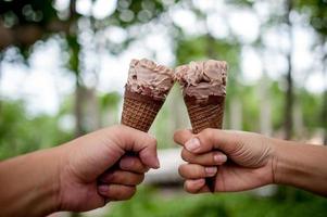 fotos de mão e sorvete de chocolate, conceito de comida com espaço de cópia