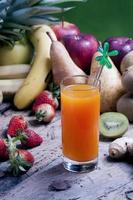 misture sucos de frutas em um copo