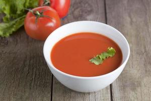 sopa de tomate com salsa