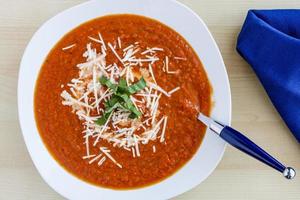 sopa de tomate caseiro fresco foto