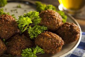 bolas de falafel vegetariano saudável foto