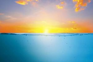 belas ondas do mar azul pararam de fumegar com bolhas separadas em um fundo branco. cantos populares, conceitos naturais foto