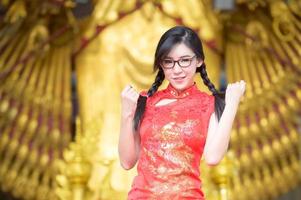 mulher bonita asiática fotografada em trajes nacionais chineses para o evento do ano novo chinês foto