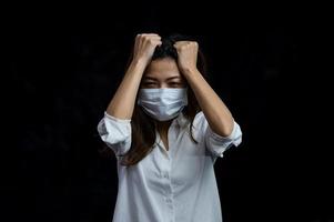 mulheres asiáticas estressadas devem usar uma máscara facial para evitar a poluição por poeira e prevenir a infecção por vírus que se espalham no ar