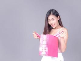 uma linda mulher asiática fica feliz e animada quando há um motivo de compras para comprar os produtos que ela deseja, como uma promoção de desconto