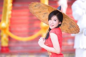 mulher bonita asiática fotografada em trajes nacionais chineses para o evento do ano novo chinês foto