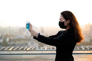 as mulheres de negócios asiáticas têm que usar máscaras e óculos de proteção para proteger contra a poluição da poeira e prevenir a infecção por vírus foto