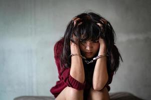 adolescentes presas com algemas, estressadas e assustadas é o uso da violência no crime organizado relacionado ao tráfico de drogas foto