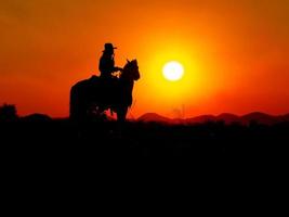 cowboys ocidentais estão sentados a cavalo sob o sol e se preparando para usar armas para se proteger em uma terra que ainda não é legal foto