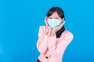 mulheres de negócios asiáticos têm que usar uma máscara para cobrir o rosto para evitar a poluição da poeira foto