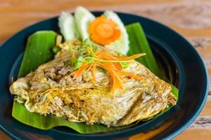arroz de curry verde em papel de ovo foto