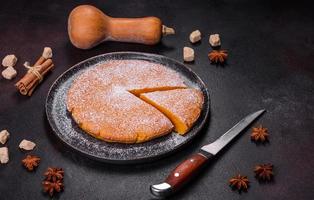 torta de abóbora, torta feita para o dia de ação de graças com chantilly em um prato preto foto