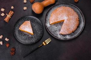 torta de abóbora, torta feita para o dia de ação de graças com chantilly em um prato preto foto