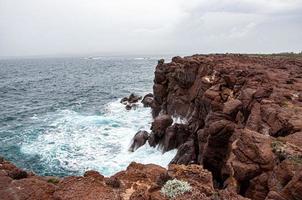 bela vista de um mar cercado por falésias sob um céu brilhante foto