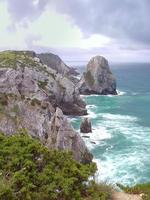 praia, falésia e mar foto