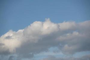 nuvens brancas com céu azul foto