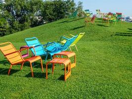 cadeiras no gramado ao sol foto