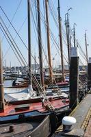 barcos à vela no porto de urk, países baixos foto