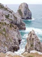 praia, falésia e mar foto