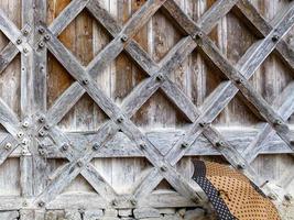 parede de madeira velha com padrões geométricos foto