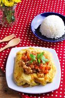 arroz, omelete recheada e tom kha kai, frango com coco foto
