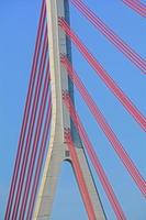 ponte de pilão sobre o céu azul foto