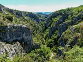 paisagem rural com plantas em colinas rochosas em um dia ensolarado foto