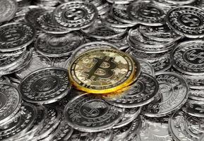 criptomoeda de bitcoin de ouro em moedas de prata de pilha muito foto