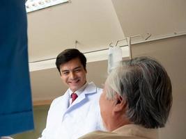 clínica hospitalar ou laboratório médico cientista masculino desgaste uniforme branco sorriso feliz serviço está procurando e discutindo tratamento do paciente cuidados de saúde doença da gripe covid-19 doença do vírus corona