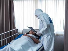 hospital clínica laboratório emergência médico enfermeira cientista masculino desgaste uniforme branco doente cama paciente empresárias tratamento cuidados de saúde vacina covid-19 corona vírus doença proteção médica foto