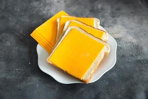 sanduíche de queijo cheddar ou mimolette queijo fresco refeição saudável comida lanche dieta na mesa cópia espaço fundo de comida foto