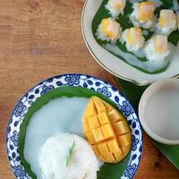 Arroz pegajoso de manga madura com leite de coco autênticas sobremesas tailandesas foto