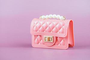 elegante bolsa feminina rosa isolada no fundo. foto