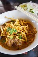 khao soi, sopa de caril tailandês do norte