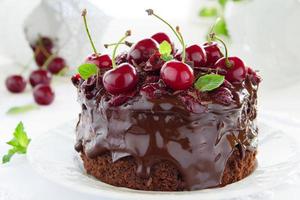 bolo de chocolate com cerejas foto