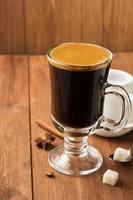 xícara de café na madeira foto