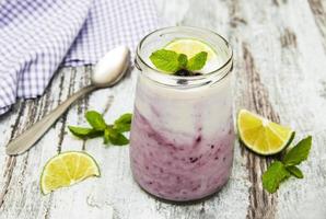 iogurte de frutas frescas com amoras foto