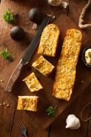 pão de alho de queijo caseiro foto