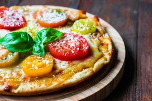 pizza com tometoes e queijo