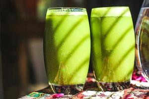 smoothies verdes brilhantes de hippie artística foto