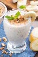 milk-shake com banana, granola e canela, close-up foto
